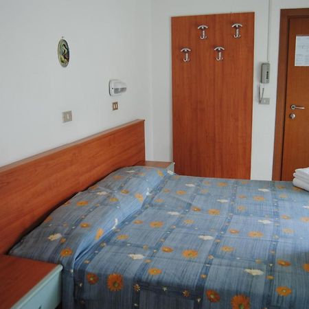 Hotel Trevi Cesenatico Oda fotoğraf