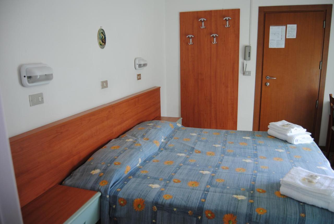 Hotel Trevi Cesenatico Oda fotoğraf